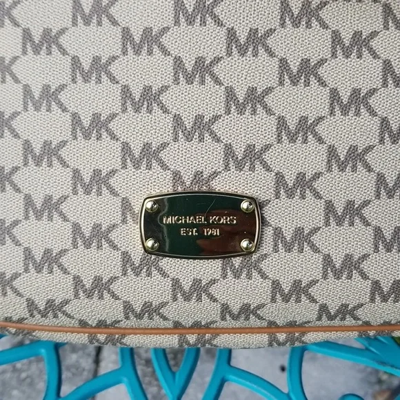 Michael Kors Beige/Brown Signature Coated Canvas and Leather Jet Set Hobo NWT - Picture 5 of 12